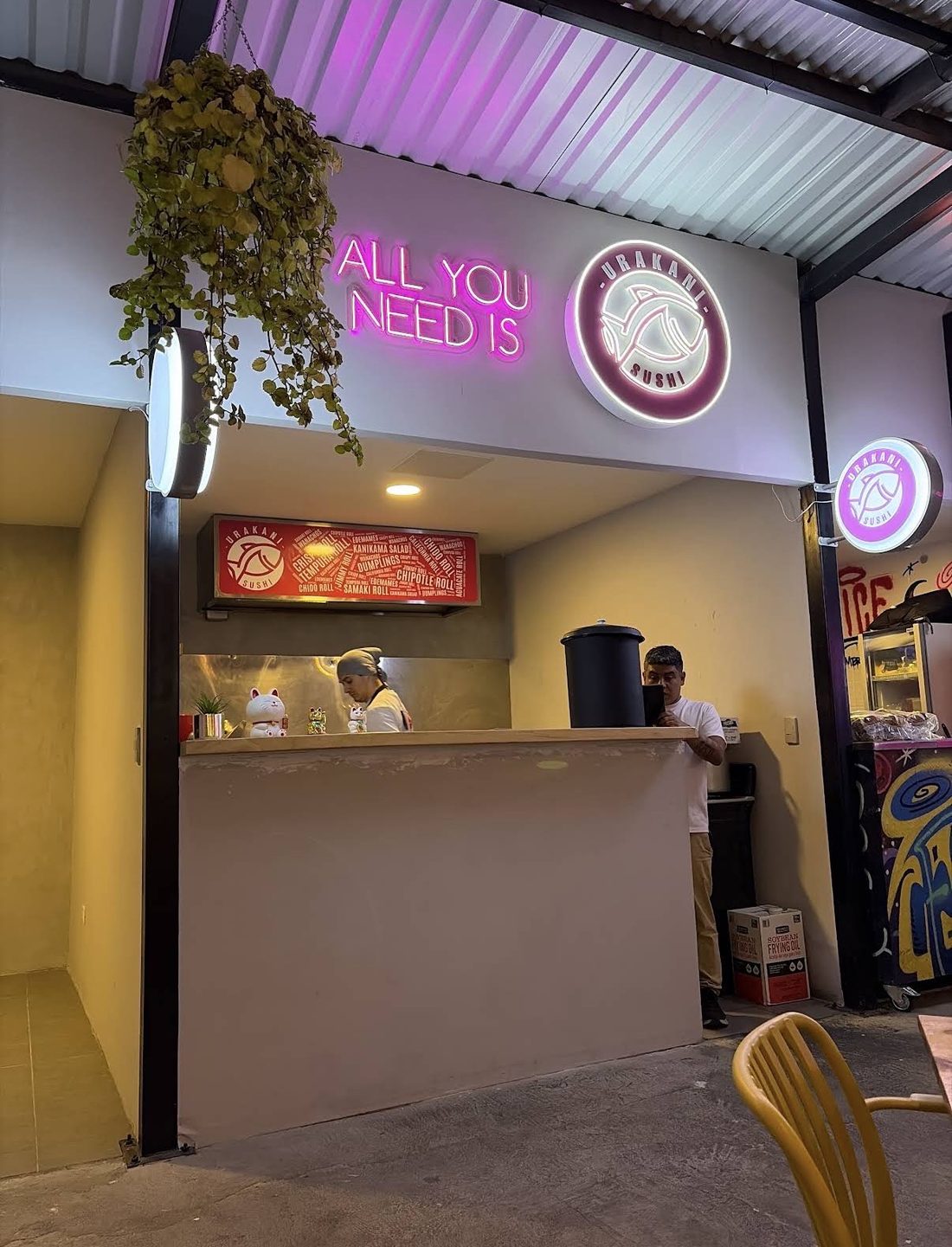 Local de Urakani Sushi con rótulo de neón